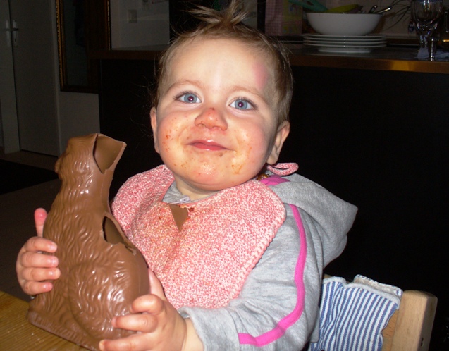Anna geniesst ihren ersten Osterhasen.
