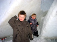 Lena und Emanuel in den Eisskulpturen in Grindelwald