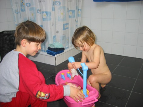 Emanuel und Lena testen das Badwaennli, welches sie zu Weihnachten erhalten haben.