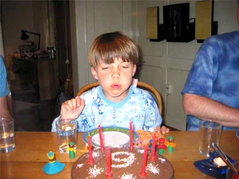 Emanuel hat alle Kerzen ausgeblasen - Viel Glück zum 6. Geburtstag