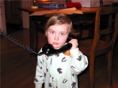 Lena an einem Telefonat mit Grosele (Grosmutter)