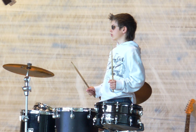 Emanuel spielt Schlagzeug an der Vorspielstunde der Musikschule Uerkheim / Bottenwil
