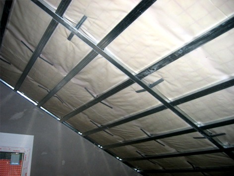Die Dachuntersicht wird mit Gipsplatten belegt. Hier sind die Profile frisch montiert.